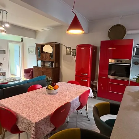 Place With 2 Bedrooms In Apartment *